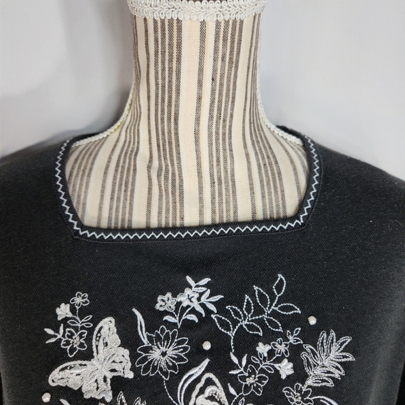 Bon Worth Black w/ White Butterfly Embroidered Graphic Short Sleeve Top Medium - Picture 2 of 10